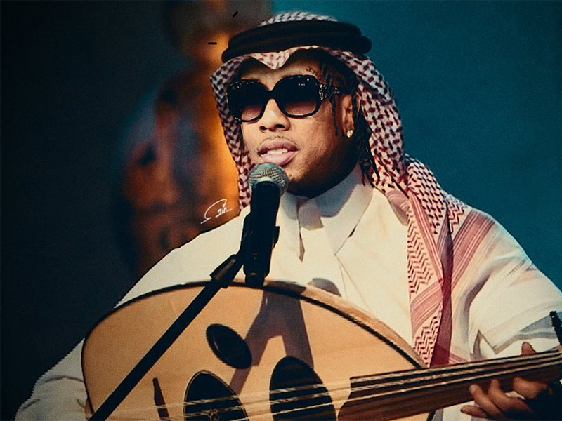 مبدع إماراتي يحوّل نجومًا عالميين إلى شخصيات خليجية ترتدي الزي التقليدي